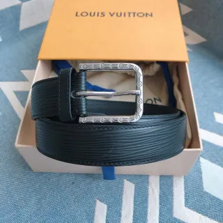 Louis Vuitton Epi काली चांदी की बनावट Monogram-Studded Buckle चमड़े की बेल्ट