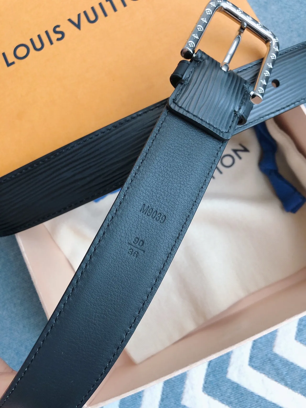 Louis Vuitton Epi কালো রূপালি টেক্সচার Monogram-Studded Buckle চামড়ার বেল্ট 6