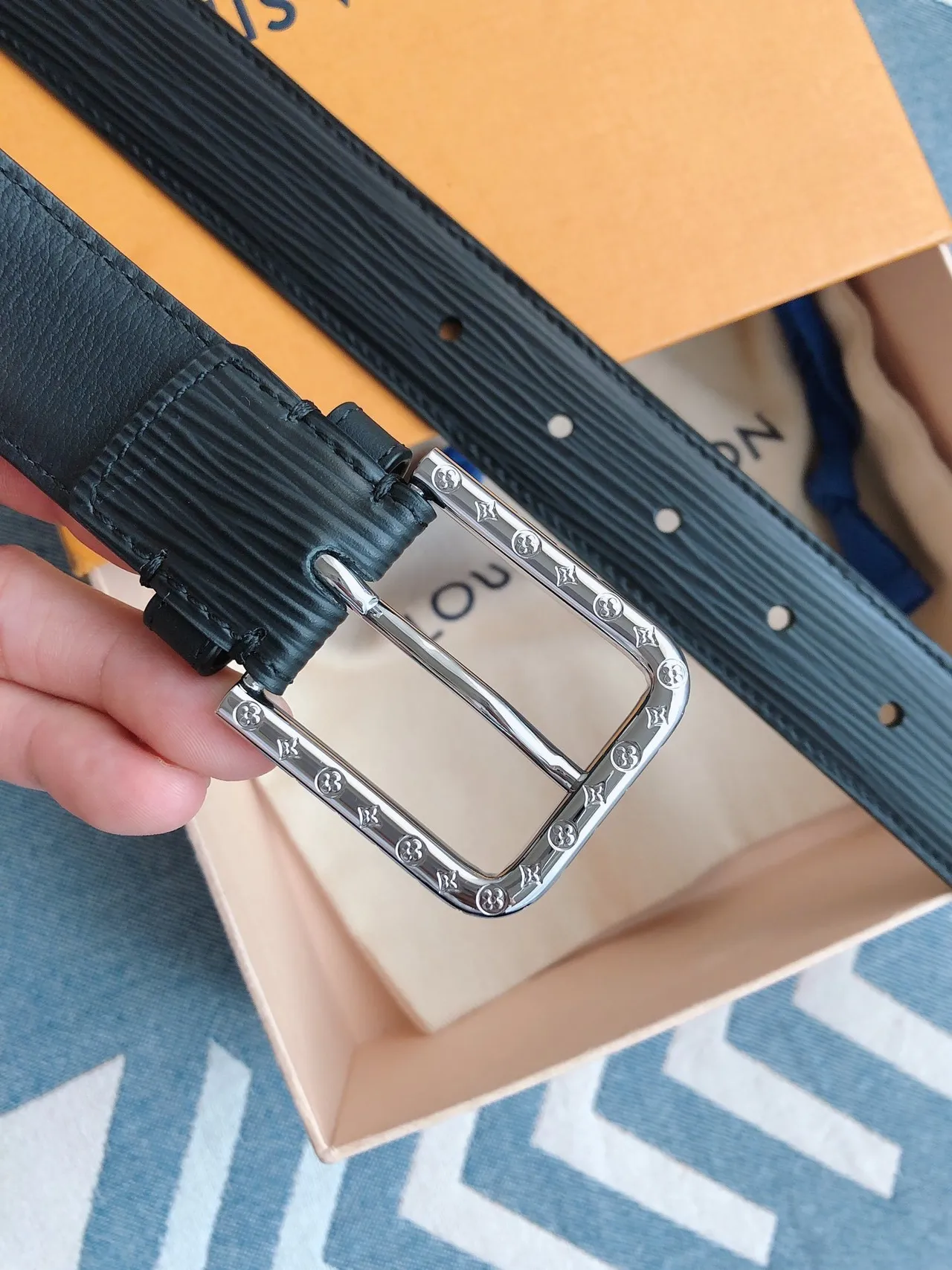 Louis Vuitton Epi কালো রূপালি টেক্সচার Monogram-Studded Buckle চামড়ার বেল্ট 7