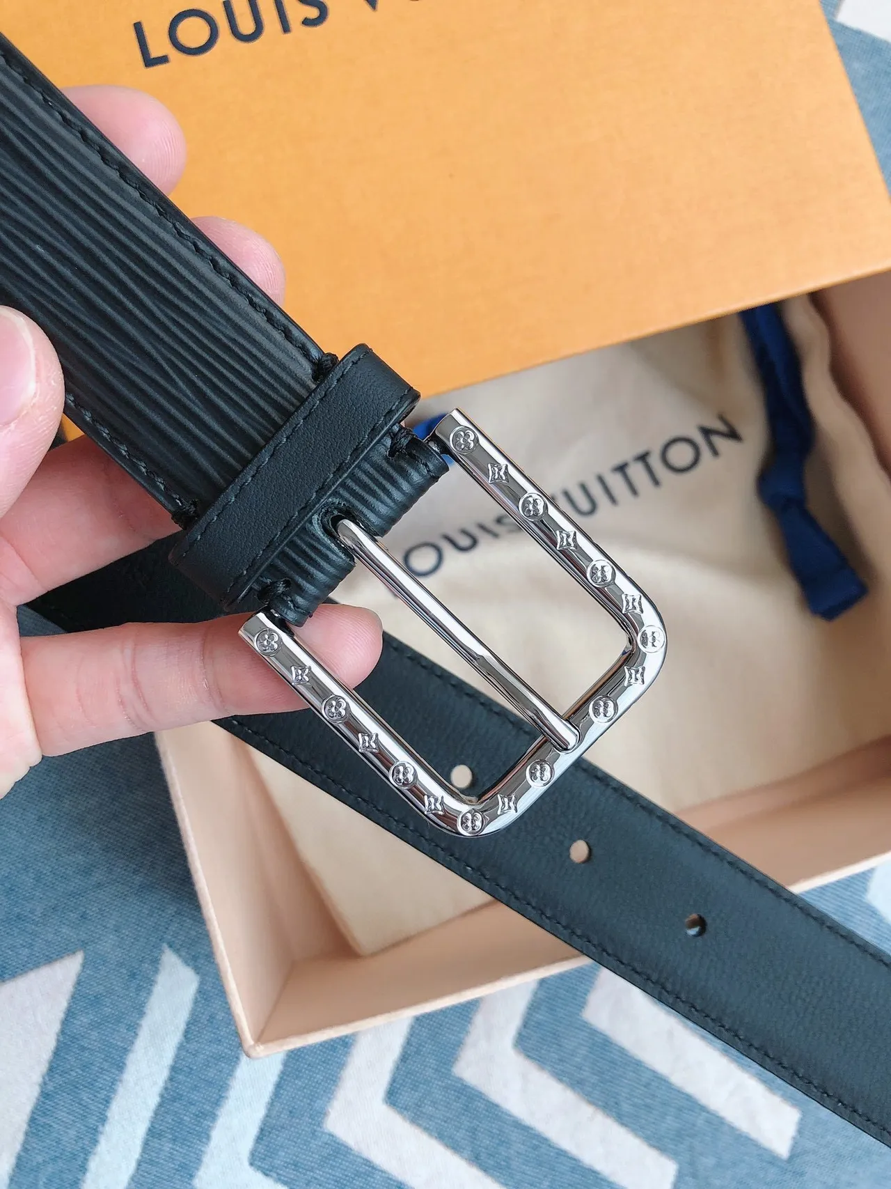 Louis Vuitton Epi কালো রূপালি টেক্সচার Monogram-Studded Buckle চামড়ার বেল্ট 8
