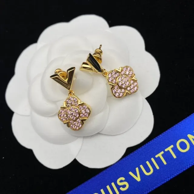 أقراط Louis Vuitton بافيه زهوري كريستال وردي ذهبي اللون 3
