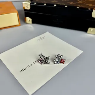Louis Vuitton ফ্লাওয়ার মনোগ্রাম ক্রিস্টাল স্টাড কানের দুল
