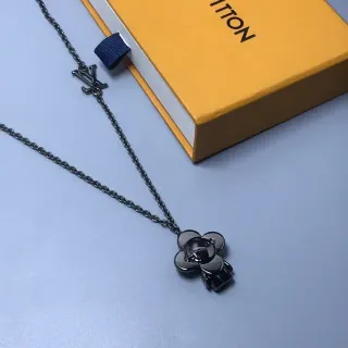 Colar Louis Vuitton Motivo Floral Preto Metal