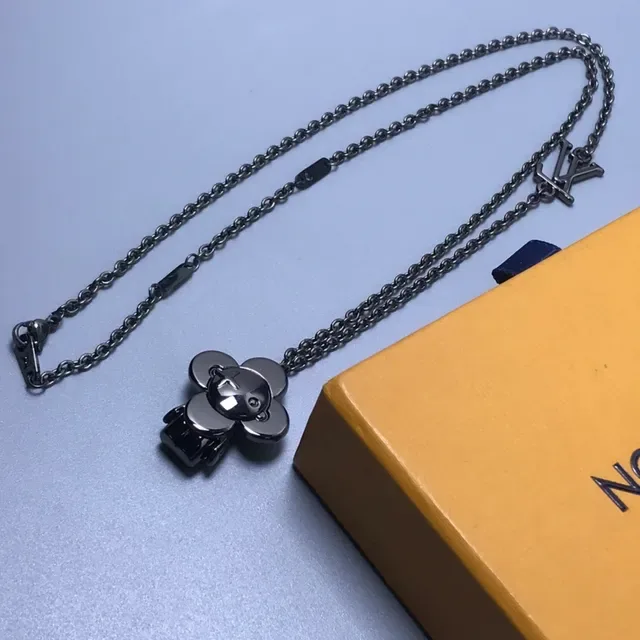 Louis Vuitton फ्लावर मोटिफ ब्लैक मेटल नेकलेस 3