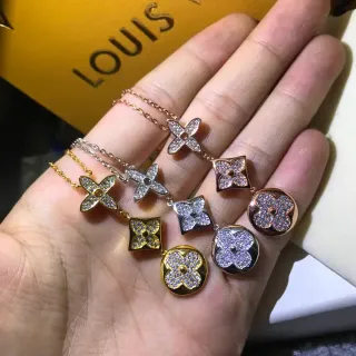 Colares com pingante Louis Vuitton com motivo floral e cristais pavimentados
