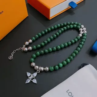 Colar Louis Vuitton Motivo Floral Miçangas Malachite
