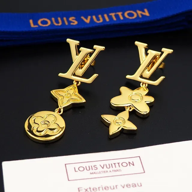 Boucles d'oreilles Louis Vuitton en métal doré asymétriques pendantes 5