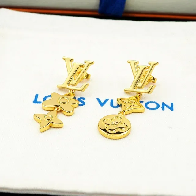 Boucles d'oreilles Louis Vuitton en métal doré asymétriques pendantes 9