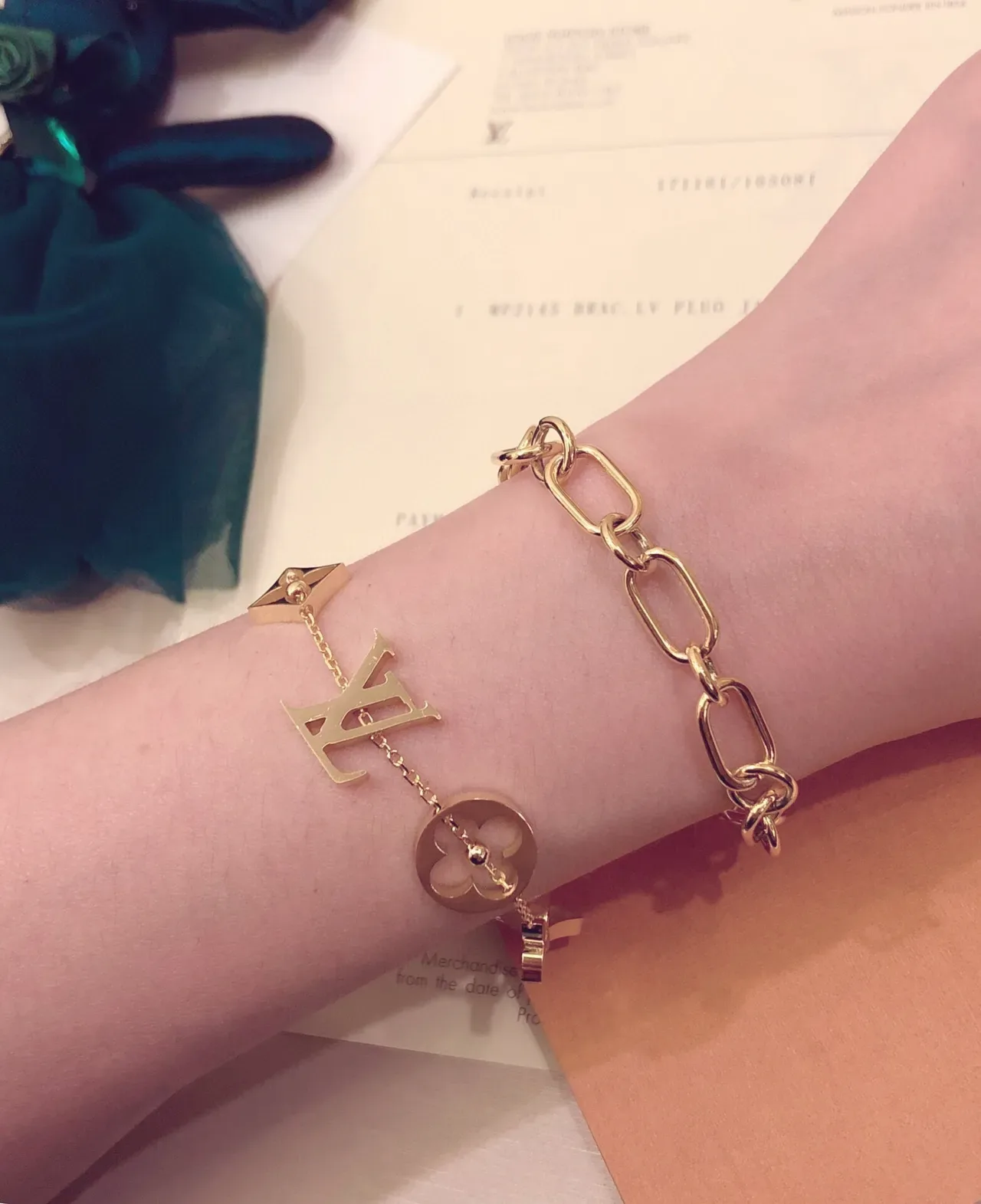 Louis Vuitton Bracelet Chaîne dorée argentée avec charme 2