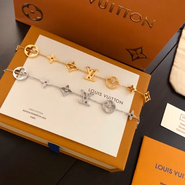 Louis Vuitton Bracelet Chaîne dorée argentée avec charme 3
