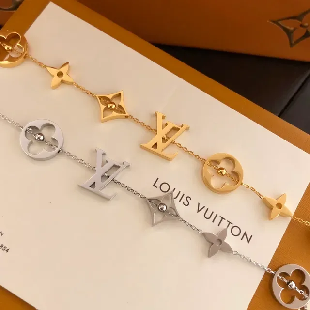 Louis Vuitton Bracelet Chaîne dorée argentée avec charme 5