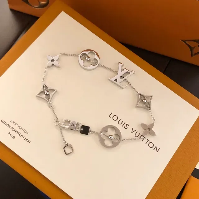 Louis Vuitton Bracelet Chaîne dorée argentée avec charme 6