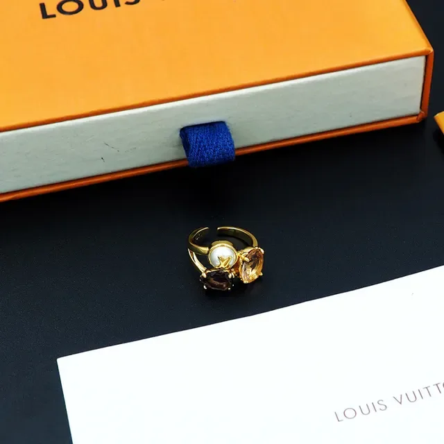 Louis Vuitton Anillo de Oro y Plata Triple Piedras Cluster LV Monograma Perla Cabochon 2