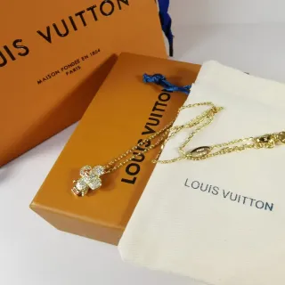 Colar Louis Vuitton pingente de flor de cristal tom dourado