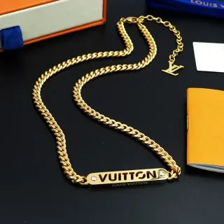 Louis Vuitton Colar Pendente Barra Gravada Tom Dourado