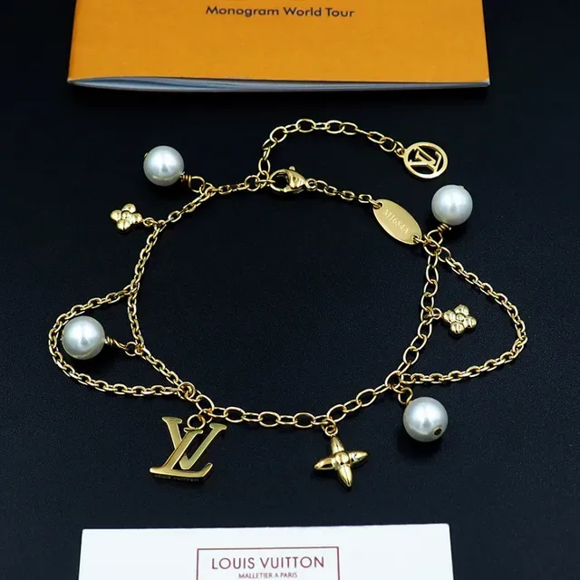 Louis Vuitton Bracelete de Corrente com Pérolas e Charms Dourados 2