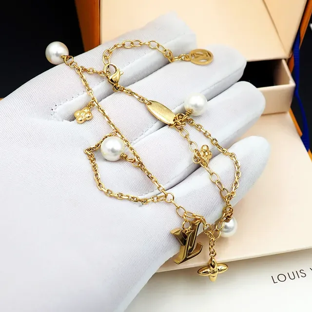 Louis Vuitton Bracelete de Corrente com Pérolas e Charms Dourados 3