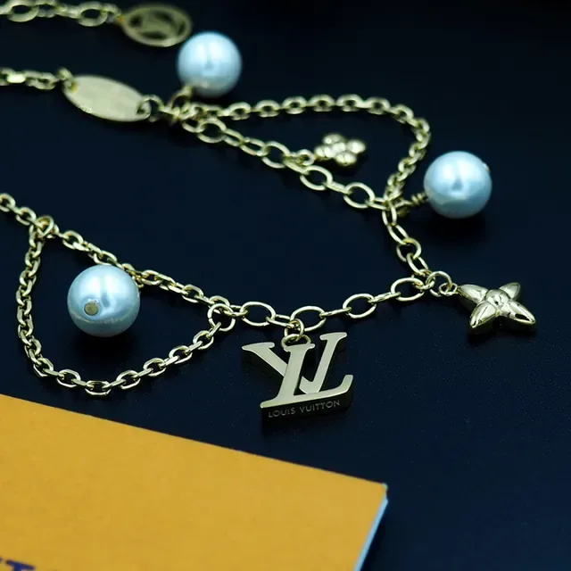 Louis Vuitton Bracelete de Corrente com Pérolas e Charms Dourados 4