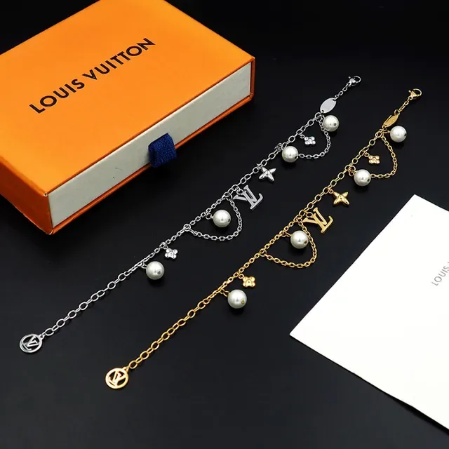 Louis Vuitton Bracelete de Corrente com Pérolas e Charms Dourados 5