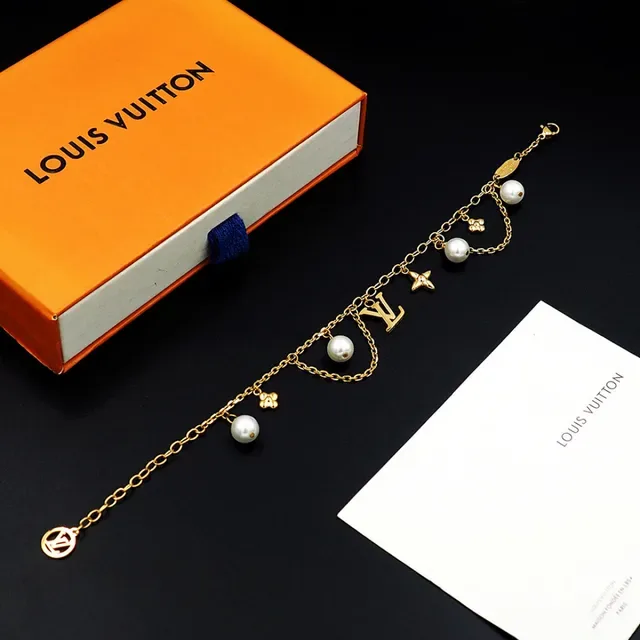 Louis Vuitton Bracelete de Corrente com Pérolas e Charms Dourados 6