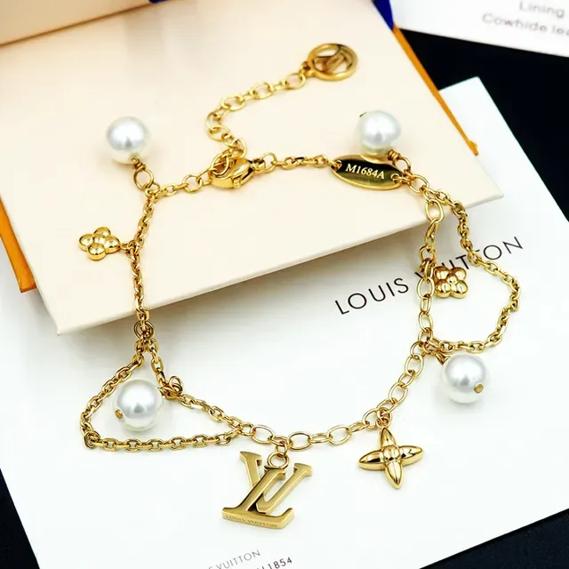 Louis Vuitton Bracelete de Corrente com Pérolas e Charms Dourados 7