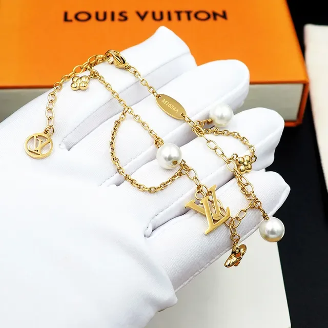Louis Vuitton Bracelete de Corrente com Pérolas e Charms Dourados 8