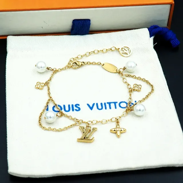 Louis Vuitton Bracelete de Corrente com Pérolas e Charms Dourados 9