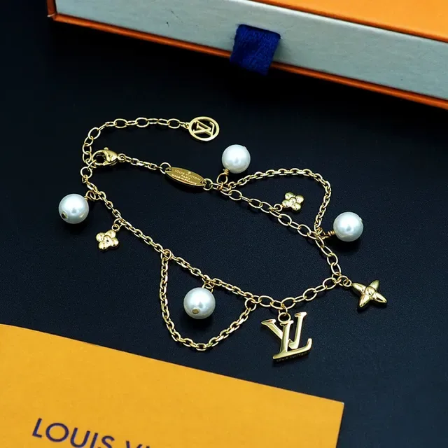 Louis Vuitton Bracelete de Corrente com Pérolas e Charms Dourados 10