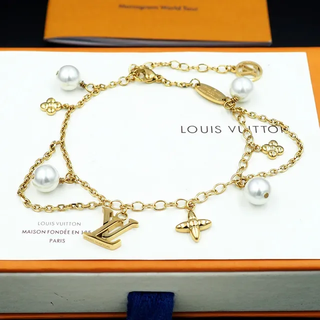 Louis Vuitton Bracelete de Corrente com Pérolas e Charms Dourados 11