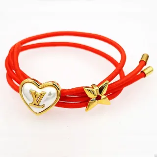 Pulsera Louis Vuitton con Charms de Corazón y Mariposa en Cordón Rojo