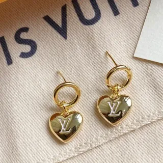 Brincos Louis Vuitton monograma coração tom dourado pendentes