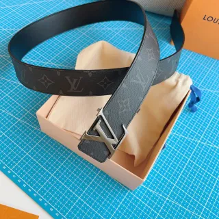 Louis Vuitton Initiales उलटने लायक मोनोग्राम लेदर बेल्ट