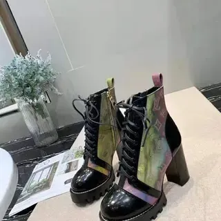 लुई विट्टोन Le Cagole इरिडेसेंट मोनोग्राम पेटेंट लेदर एंकल बूट्स