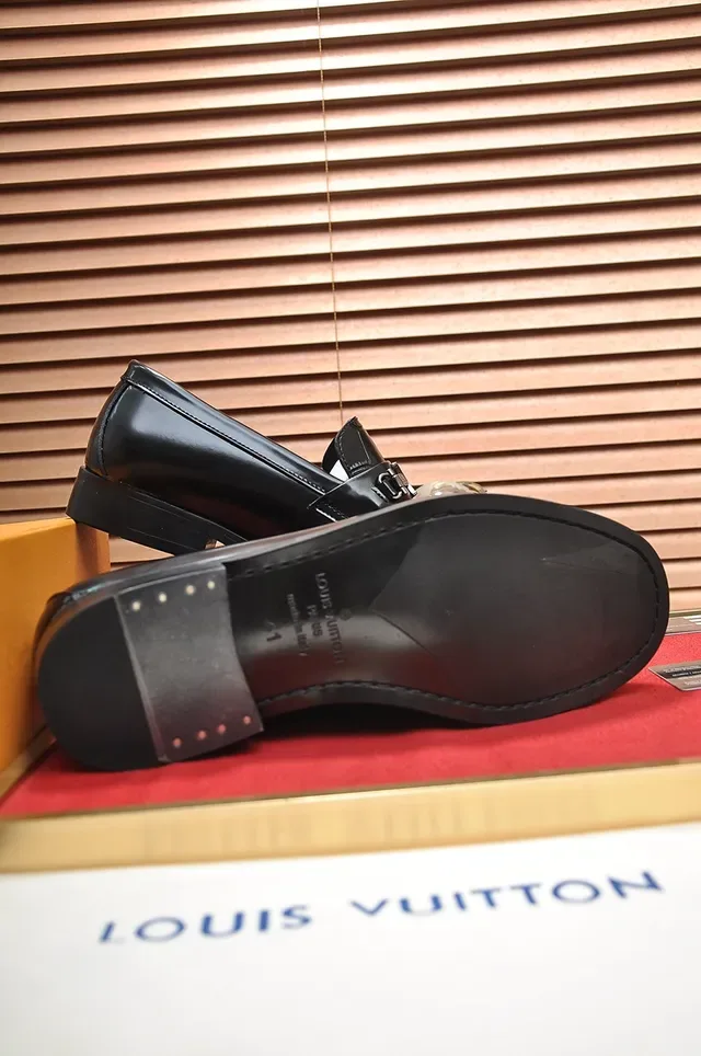 Louis Vuitton 黑色鳄鱼压纹皮革 LV Logo 扣乐福鞋 3