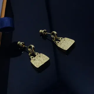 Louis Vuitton Lock It Monogram Gold-Tone أقراط قفل