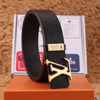Louis Vuitton LV Cinturão de couro preto granulado com fivela dourada