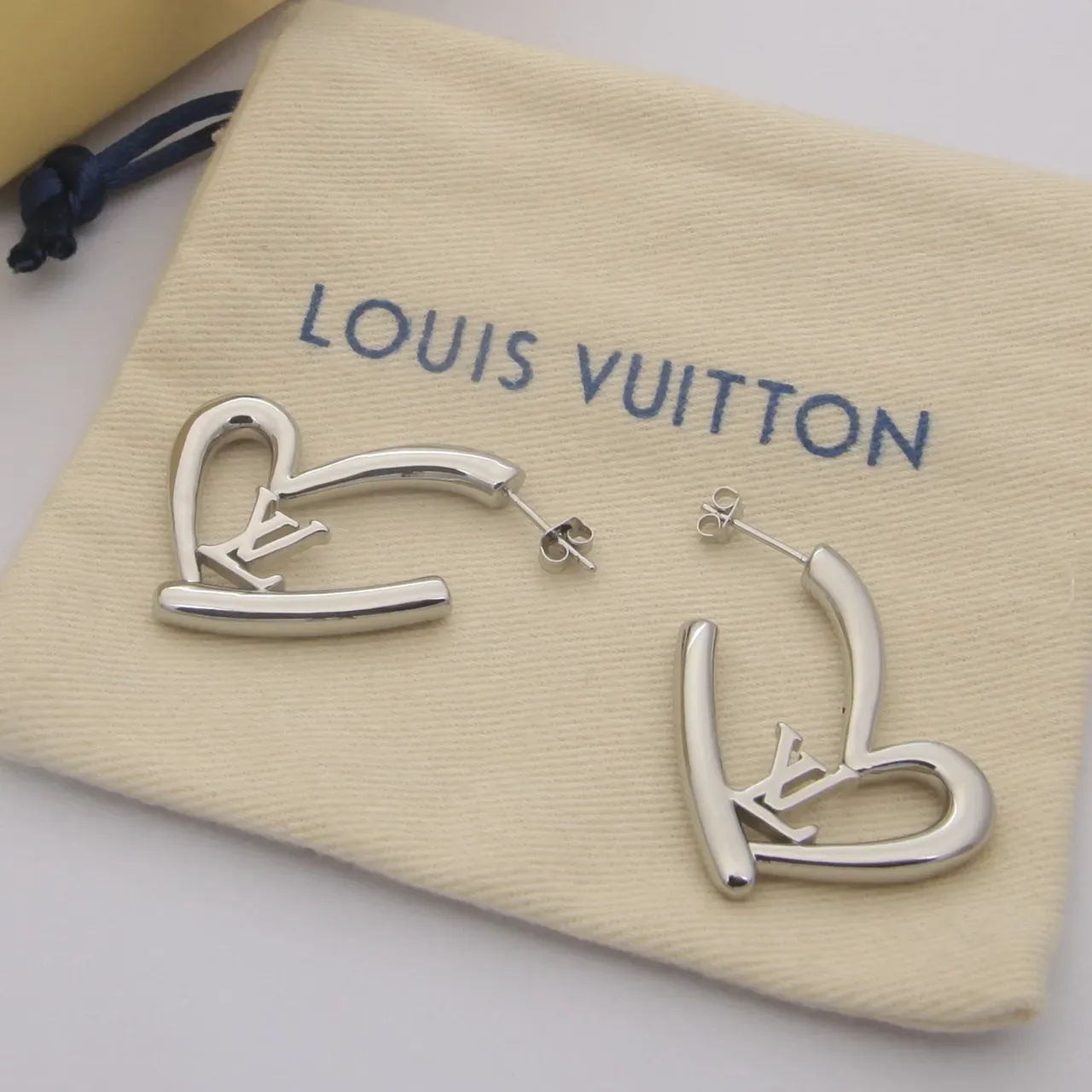Boucles d'oreilles Louis Vuitton LV Cœur Doré Créoles Ajourées Monogramme 2