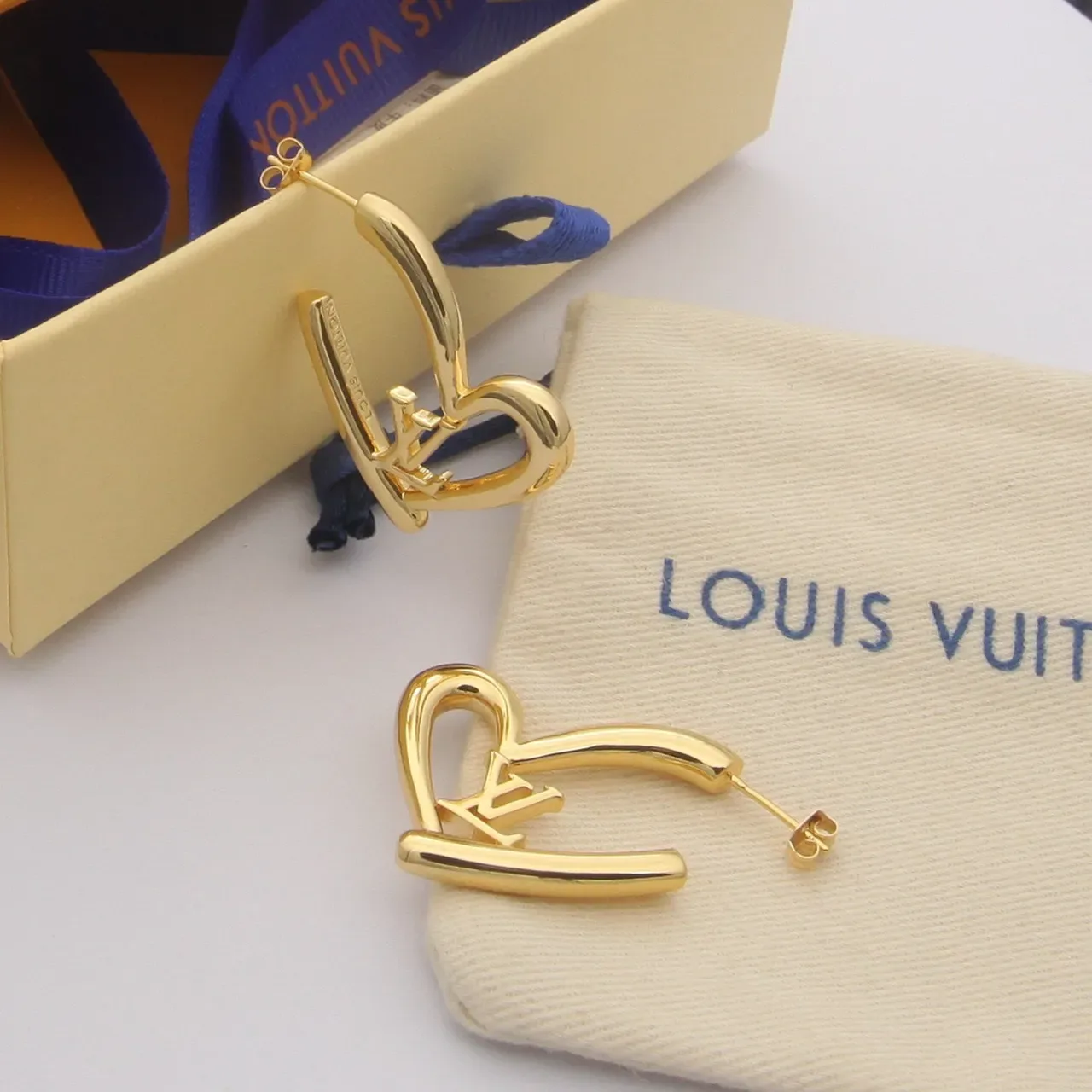 Boucles d'oreilles Louis Vuitton LV Cœur Doré Créoles Ajourées Monogramme 6