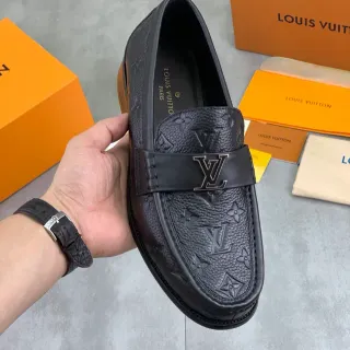 Louis Vuitton LV Loafer কালো Monogram-Embossed চামড়া ধাতু বাকেল স্ট্র্যাপ Loafer