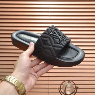 Louis Vuitton LV Slide حذاء منزلي أسود مبطن Monogram