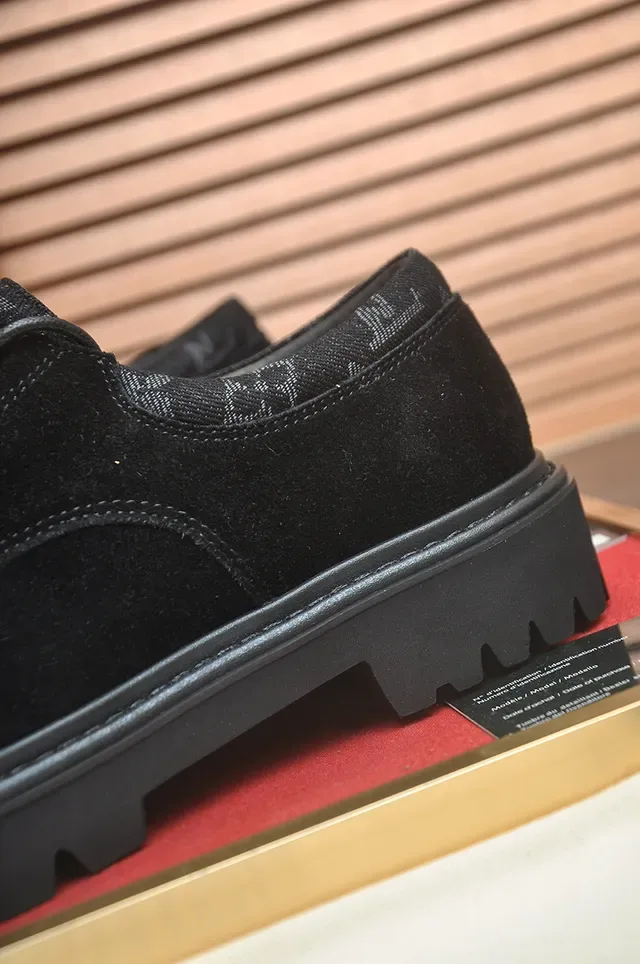 Louis Vuitton LV Trail Sapatos Derby de Camurça Preto 2