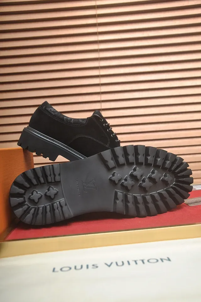 Louis Vuitton LV Trail Sapatos Derby de Camurça Preto 3