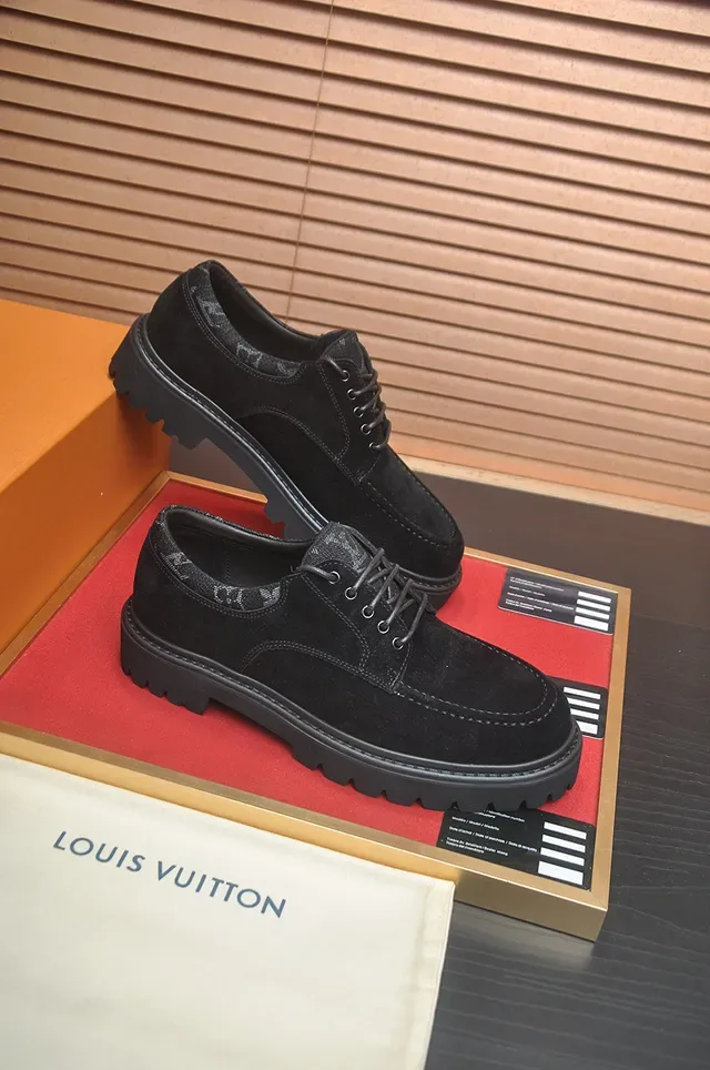 Louis Vuitton LV Trail Sapatos Derby de Camurça Preto 4