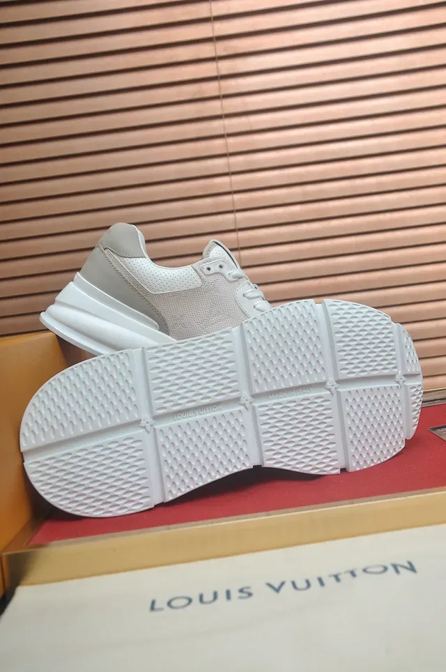 Louis Vuitton LV Trainer Sneakers Chunky Beige Blanc Matière Mesh Layered et Panneaux Aspect Suède 3