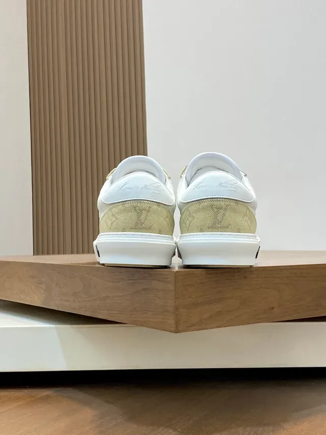 Louis Vuitton LV Trainer Beige et Blanc Toile Monogramme Construction Panneaux Contrast Lifestyle Sneakers 3