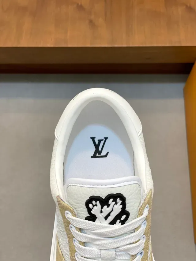 Louis Vuitton LV Trainer Beige et Blanc Toile Monogramme Construction Panneaux Contrast Lifestyle Sneakers 4