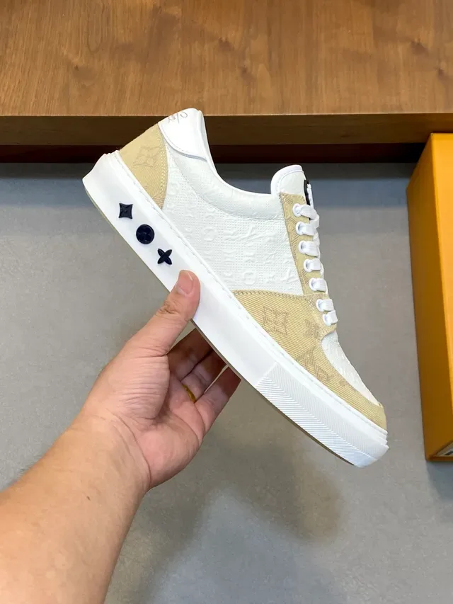 Louis Vuitton LV Trainer Beige et Blanc Toile Monogramme Construction Panneaux Contrast Lifestyle Sneakers 5