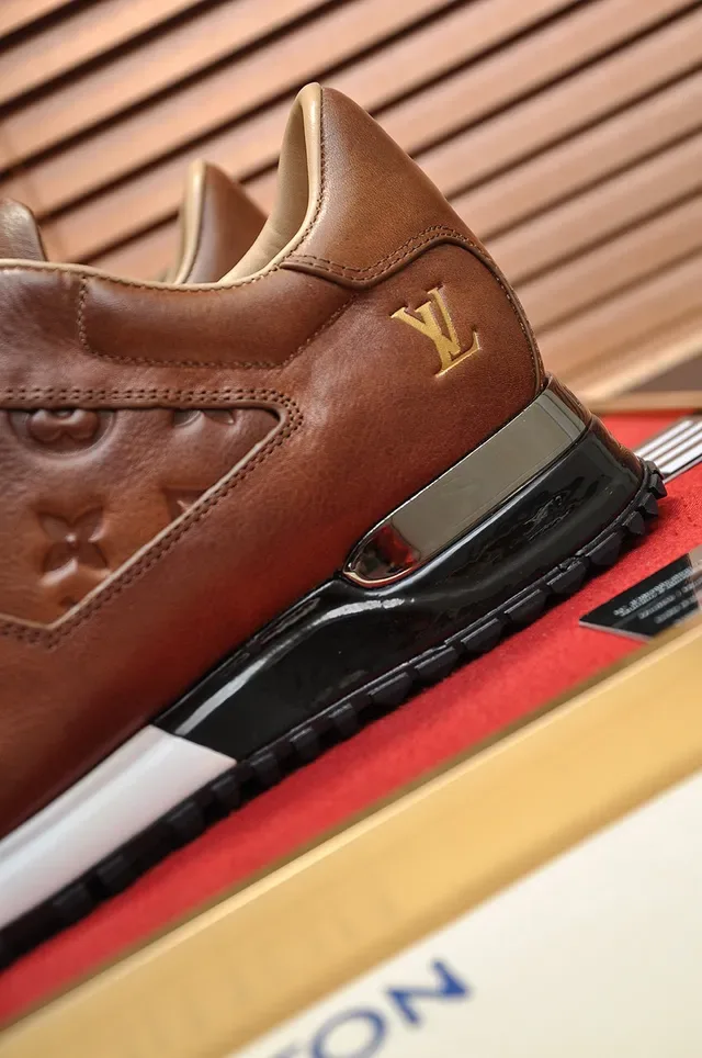 لويس فيتون LV Trainer بني بيج مونوغرام مطرز جلد الجريل الكامل أحذية رياضية أسلوب حياة 2
