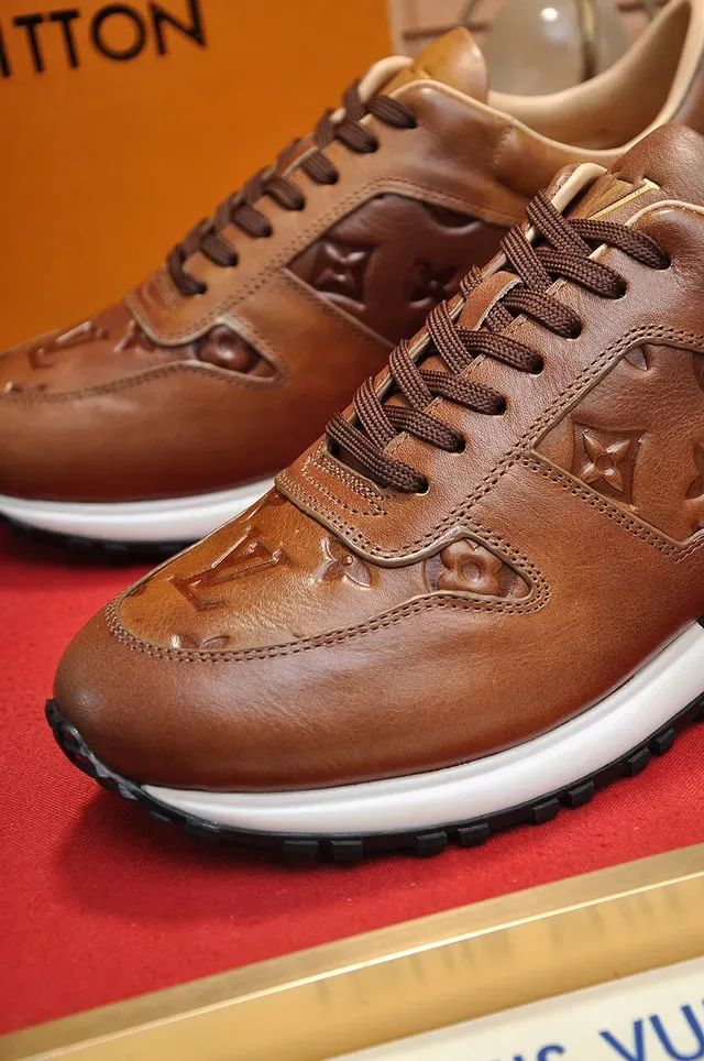 لويس فيتون LV Trainer بني بيج مونوغرام مطرز جلد الجريل الكامل أحذية رياضية أسلوب حياة 3
