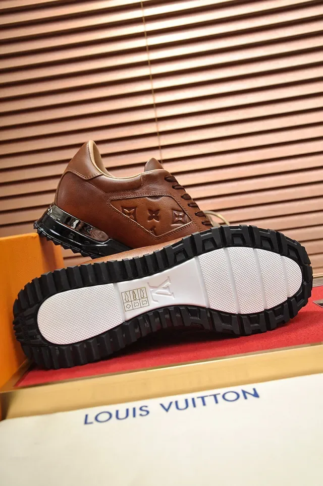 لويس فيتون LV Trainer بني بيج مونوغرام مطرز جلد الجريل الكامل أحذية رياضية أسلوب حياة 4